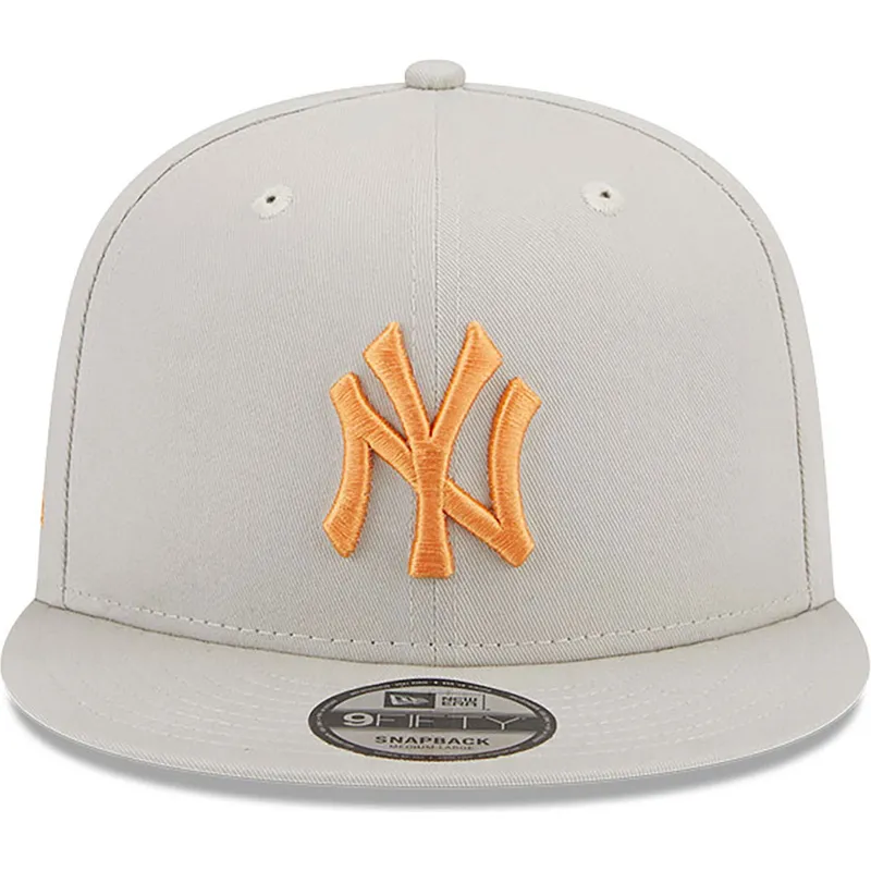 shapka-ploska-bezhov-snapbek-9fifty-side-patch-na-new-york-yankees-mlb-ot-new-era