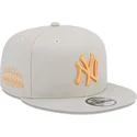 shapka-ploska-bezhov-snapbek-9fifty-side-patch-na-new-york-yankees-mlb-ot-new-era