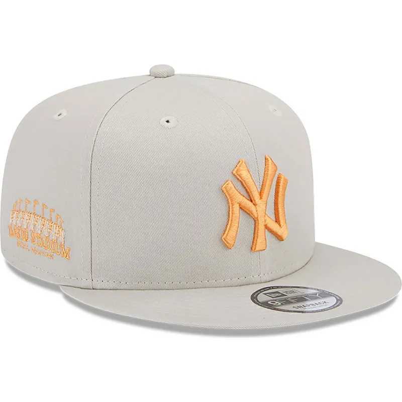 shapka-ploska-bezhov-snapbek-9fifty-side-patch-na-new-york-yankees-mlb-ot-new-era