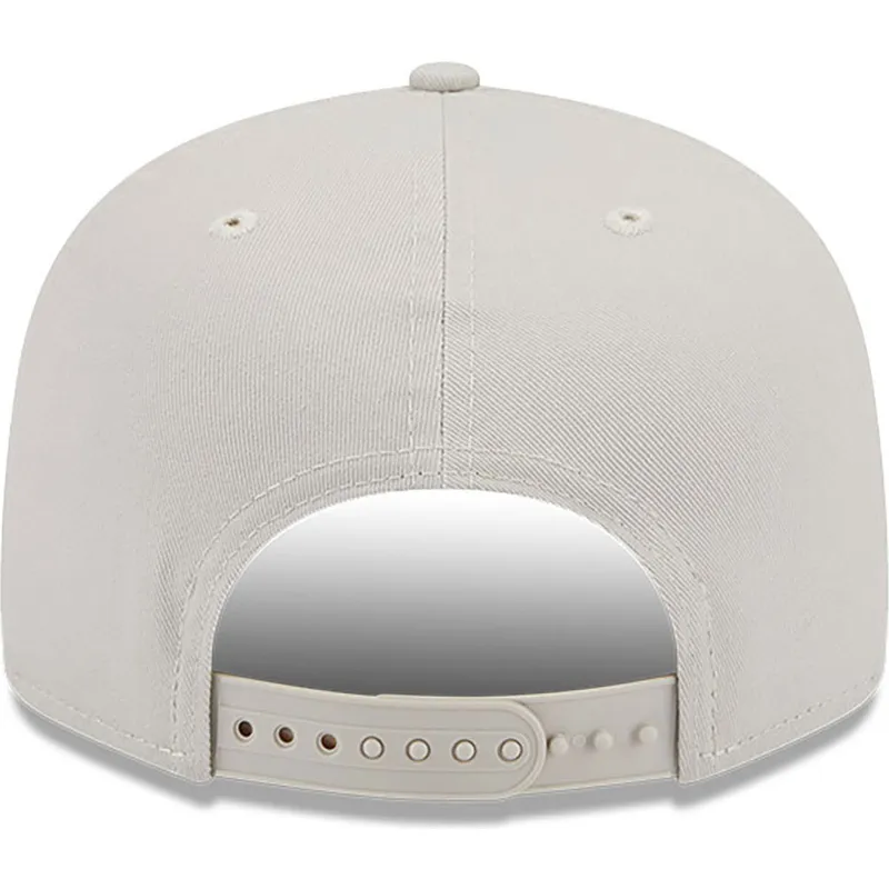 shapka-ploska-bezhov-snapbek-9fifty-side-patch-na-new-york-yankees-mlb-ot-new-era