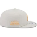 shapka-ploska-bezhov-snapbek-9fifty-side-patch-na-new-york-yankees-mlb-ot-new-era