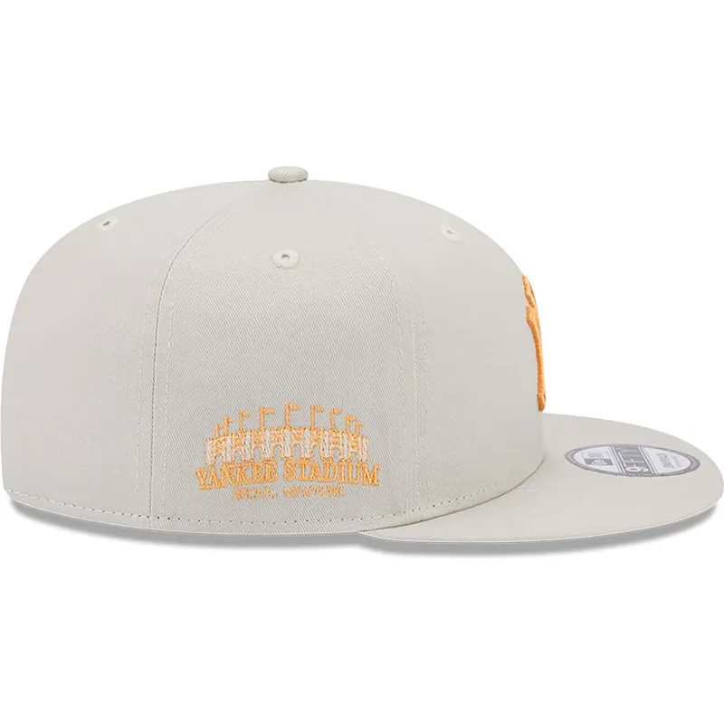 shapka-ploska-bezhov-snapbek-9fifty-side-patch-na-new-york-yankees-mlb-ot-new-era