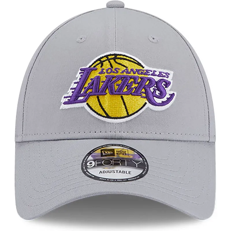 graue-verstellbare-curved-cap-9forty-team-side-patch-der-los-angeles-lakers-nba-von-new-era