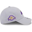 gorra-curva-gris-ajustable-9forty-team-side-patch-de-los-angeles-lakers-nba-de-new-era