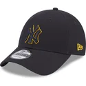shapka-izvita-tmnosin-reguliruem-9forty-team-outline-na-new-york-yankees-mlb-ot-new-era