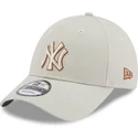 shapka-izvita-bezhov-reguliruem-9forty-team-outline-na-new-york-yankees-mlb-ot-new-era