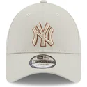 shapka-izvita-bezhov-reguliruem-9forty-team-outline-na-new-york-yankees-mlb-ot-new-era