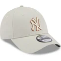 shapka-izvita-bezhov-reguliruem-9forty-team-outline-na-new-york-yankees-mlb-ot-new-era