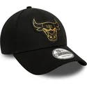 shapka-izvita-cherna-reguliruem-9forty-metallic-badge-na-chicago-bulls-nba-ot-new-era