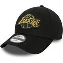 schwarze-verstellbare-9forty-kappe-mit-gebogenem-schirm-und-metallic-emblem-der-los-angeles-lakers-nba-von-new-era