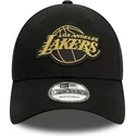 schwarze-verstellbare-9forty-kappe-mit-gebogenem-schirm-und-metallic-emblem-der-los-angeles-lakers-nba-von-new-era