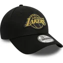 schwarze-verstellbare-9forty-kappe-mit-gebogenem-schirm-und-metallic-emblem-der-los-angeles-lakers-nba-von-new-era