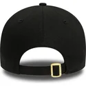schwarze-verstellbare-9forty-kappe-mit-gebogenem-schirm-und-metallic-emblem-der-los-angeles-lakers-nba-von-new-era