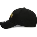 schwarze-verstellbare-9forty-kappe-mit-gebogenem-schirm-und-metallic-emblem-der-los-angeles-lakers-nba-von-new-era