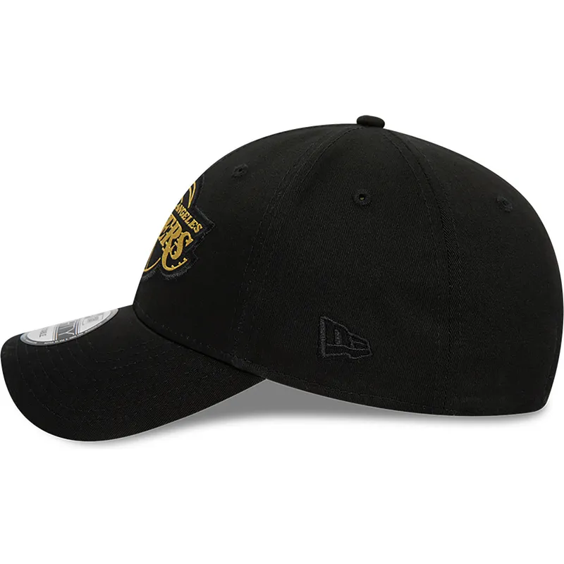 shapka-izvita-cherna-reguliruem-9forty-metallic-badge-na-los-angeles-lakers-nba-ot-new-era