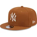 shapka-ploska-kafyav-snapbek-9fifty-league-essential-na-new-york-yankees-mlb-ot-new-era