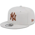 shapka-ploska-bezhov-snapbek-9fifty-league-essential-na-new-york-yankees-mlb-ot-new-era