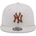shapka-ploska-bezhov-snapbek-9fifty-league-essential-na-new-york-yankees-mlb-ot-new-era