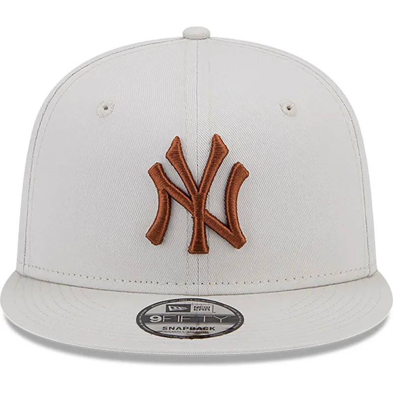 shapka-ploska-bezhov-snapbek-9fifty-league-essential-na-new-york-yankees-mlb-ot-new-era