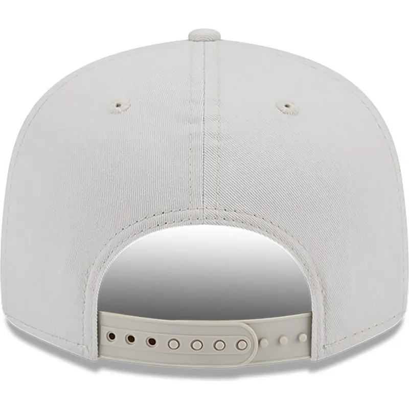 shapka-ploska-bezhov-snapbek-9fifty-league-essential-na-new-york-yankees-mlb-ot-new-era