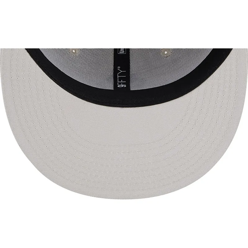 shapka-ploska-bezhov-snapbek-9fifty-league-essential-na-new-york-yankees-mlb-ot-new-era