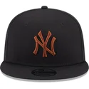 shapka-ploska-cherna-snapbek-9fifty-league-essential-na-new-york-yankees-mlb-ot-new-era