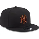 shapka-ploska-cherna-snapbek-9fifty-league-essential-na-new-york-yankees-mlb-ot-new-era
