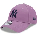 casquette-courbee-violette-ajustable-avec-logo-bleu-marine-9forty-league-essential-new-york-yankees-mlb-new-era