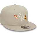 shapka-ploska-bezhov-snapbek-9fifty-koi-fish-na-new-york-yankees-mlb-ot-new-era