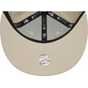 shapka-ploska-bezhov-snapbek-9fifty-koi-fish-na-new-york-yankees-mlb-ot-new-era