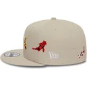 shapka-ploska-bezhov-snapbek-9fifty-koi-fish-na-new-york-yankees-mlb-ot-new-era