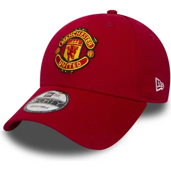 Червена извита регулируема шапка 9FORTY Essential на Manchester United Football Club от New Era