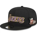 flad-sort-snapback-9fifty-post-up-pin-kasket-fra-los-angeles-lakers-nba-af-new-era