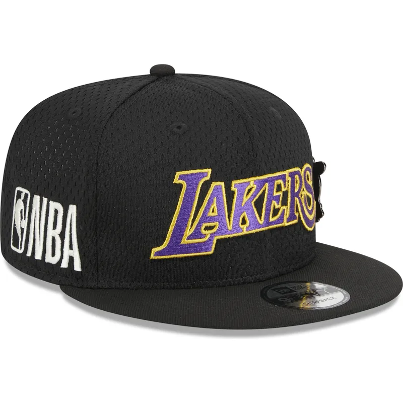 flad-sort-snapback-9fifty-post-up-pin-kasket-fra-los-angeles-lakers-nba-af-new-era