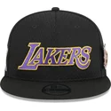flad-sort-snapback-9fifty-post-up-pin-kasket-fra-los-angeles-lakers-nba-af-new-era