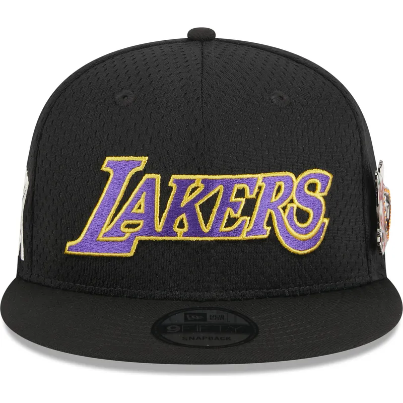 shapka-ploska-cherna-snapbek-9fifty-post-up-pin-na-los-angeles-lakers-nba-ot-new-era