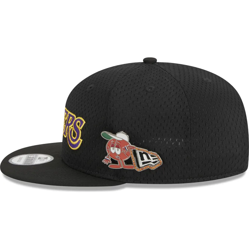 shapka-ploska-cherna-snapbek-9fifty-post-up-pin-na-los-angeles-lakers-nba-ot-new-era