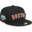 shapka-ploska-cherna-snapbek-9fifty-post-up-pin-na-boston-red-sox-mlb-ot-new-era