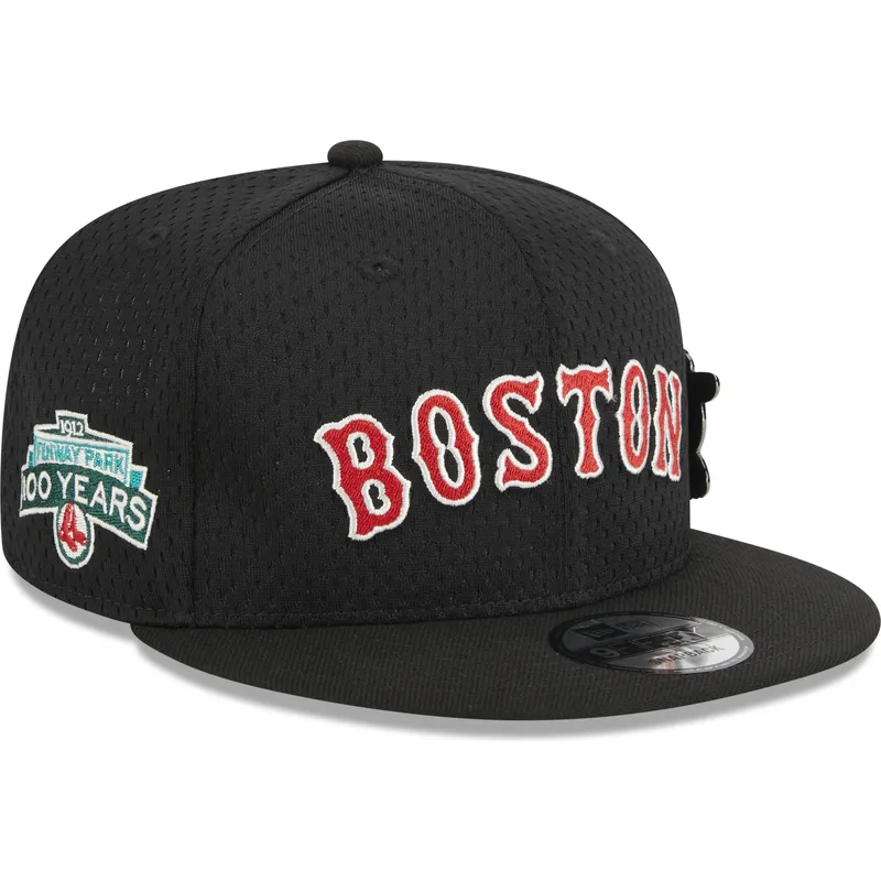 shapka-ploska-cherna-snapbek-9fifty-post-up-pin-na-boston-red-sox-mlb-ot-new-era