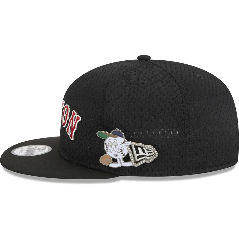 shapka-ploska-cherna-snapbek-9fifty-post-up-pin-na-boston-red-sox-mlb-ot-new-era
