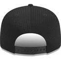 shapka-ploska-cherna-snapbek-9fifty-post-up-pin-na-boston-red-sox-mlb-ot-new-era