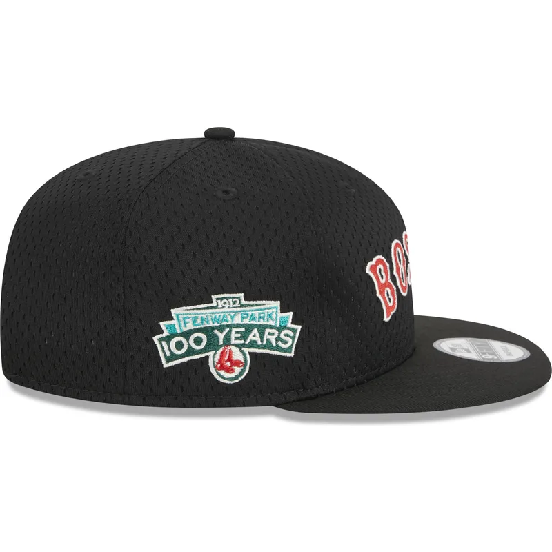 shapka-ploska-cherna-snapbek-9fifty-post-up-pin-na-boston-red-sox-mlb-ot-new-era