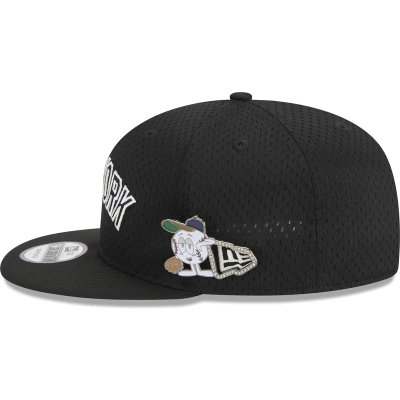 shapka-ploska-cherna-snapbek-9fifty-post-up-pin-na-new-york-yankees-mlb-ot-new-era
