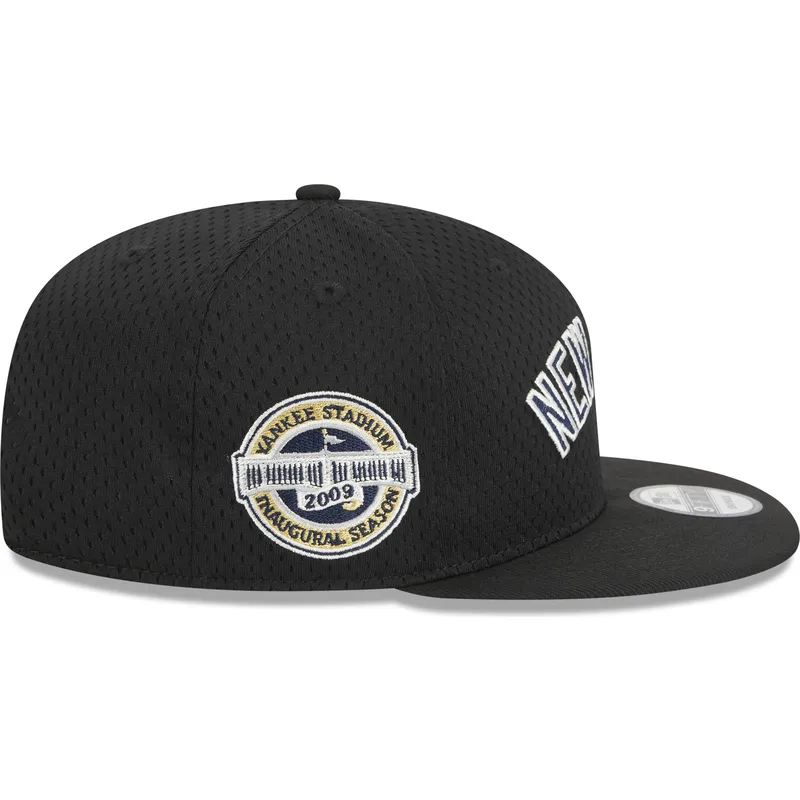 flad-sort-snapback-9fifty-post-up-pin-kasket-fra-new-york-yankees-mlb-af-new-era