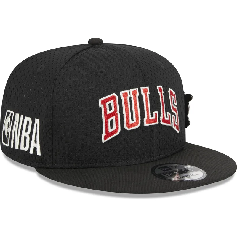 shapka-ploska-cherna-snapbek-9fifty-post-up-pin-na-chicago-bulls-nba-ot-new-era