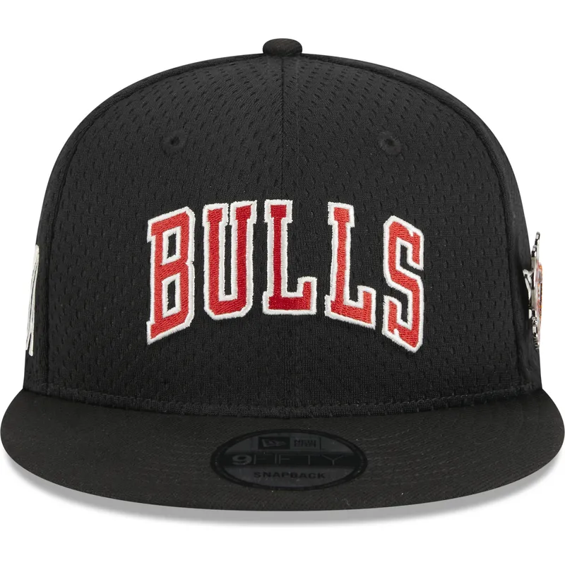 shapka-ploska-cherna-snapbek-9fifty-post-up-pin-na-chicago-bulls-nba-ot-new-era
