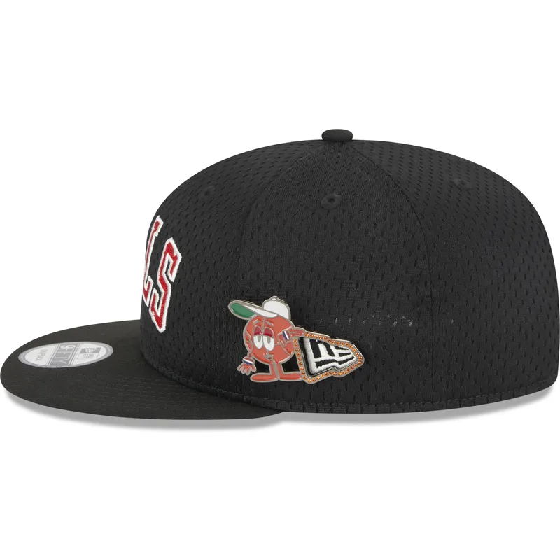 shapka-ploska-cherna-snapbek-9fifty-post-up-pin-na-chicago-bulls-nba-ot-new-era