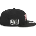 shapka-ploska-cherna-snapbek-9fifty-post-up-pin-na-chicago-bulls-nba-ot-new-era