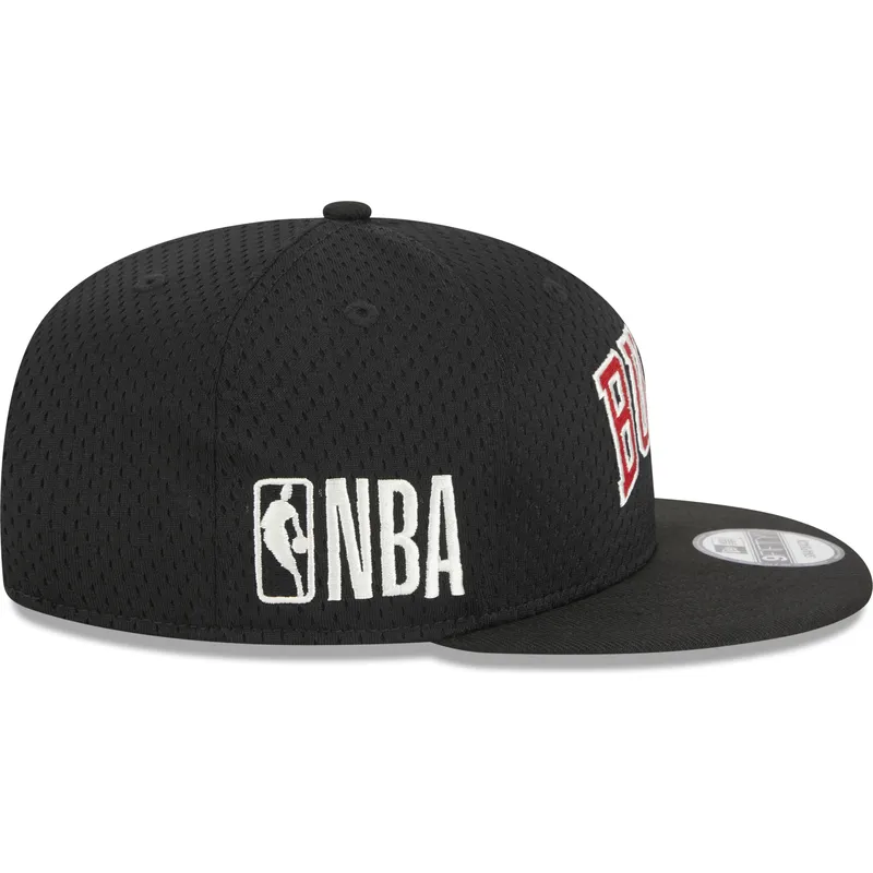 shapka-ploska-cherna-snapbek-9fifty-post-up-pin-na-chicago-bulls-nba-ot-new-era