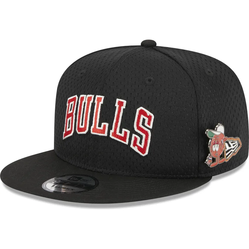 shapka-ploska-cherna-snapbek-9fifty-post-up-pin-na-chicago-bulls-nba-ot-new-era